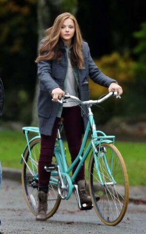 File:Chloe-Moretz-riding-a-bike-on-the-set-of-If-I-Stay--06.jpeg