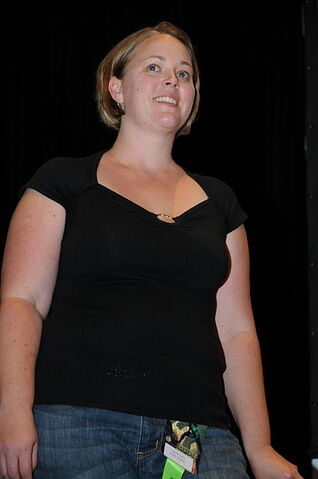 ファイル:Carrie Henn.jpg