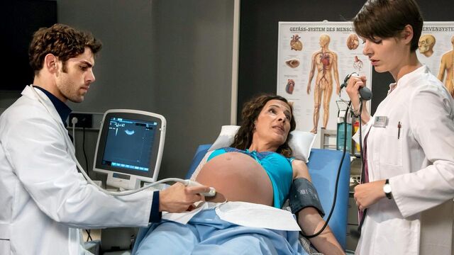 Datei:Weil-die-schwangere-bella-hawemann-unter-bluthochdruck-leidet-wird-sie-von-dr-ahrend-folge-35-100- v-varxl b0f62e.jpg
