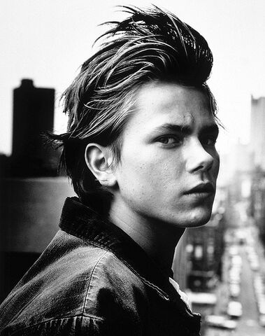 File:River Phoenix.jpg