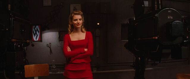 File:Shosanna smiles at Marcel.jpg