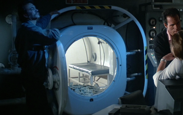 File:Decompression chamber - Wavekrest.png