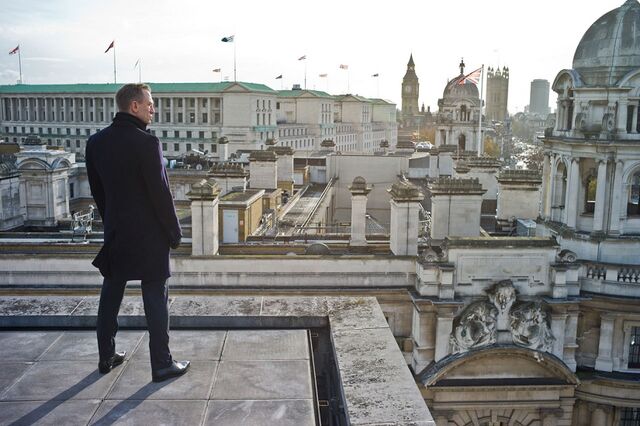 File:James-bond-london.jpg