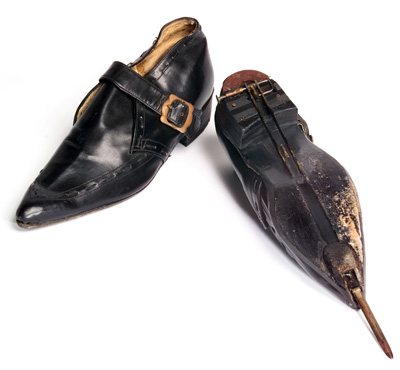 File:Knifeshoes.jpg