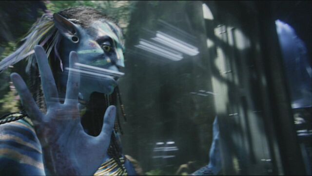File:Neytiri saves Jake.jpg