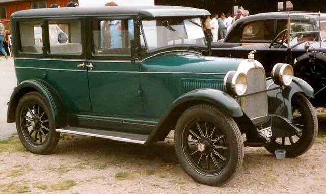 File:Whippet 4-Dörrars Sedan.jpg