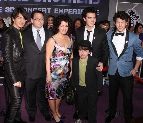 File:Jonas Family.jpg