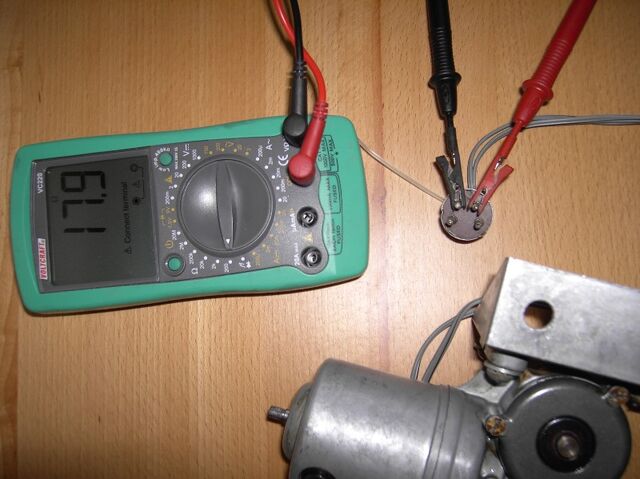 Datei:Motorstecker Kontakte eng.jpg
