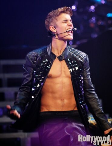 File:JustinBieberSinCamisaConciertoBeijing11.jpg