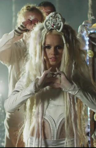 Archivo:Traje blanco.png