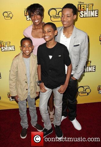 File:Guest-dawnn-lewis-tyrel-jackson-williams-and 3929617.jpg