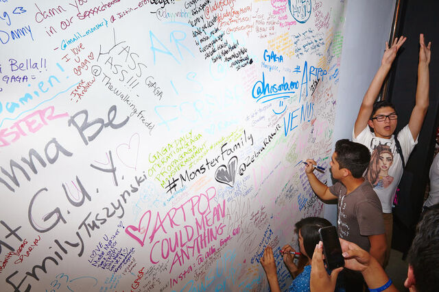 File:ARTPOP POP UP 003.jpg