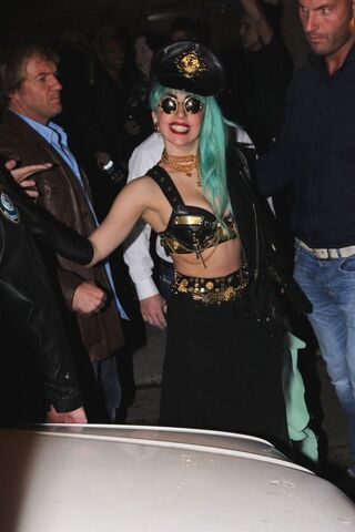 File:7-11-11 Leaving ARQ Nightclub.jpg