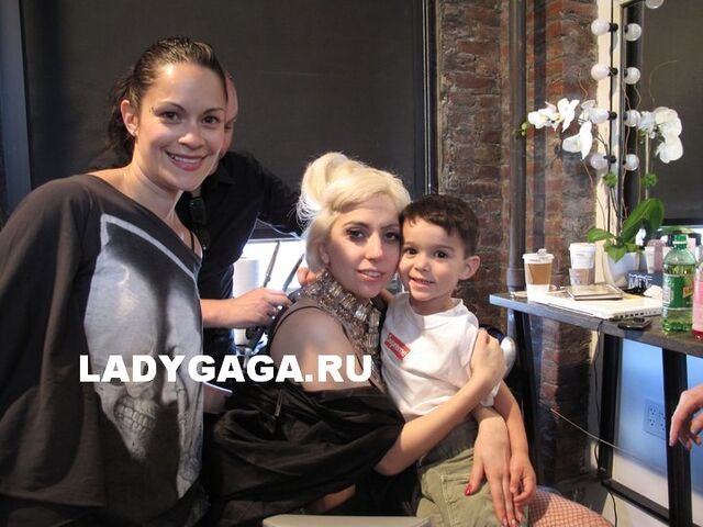 File:Supreme x Gaga 2546658689.jpg