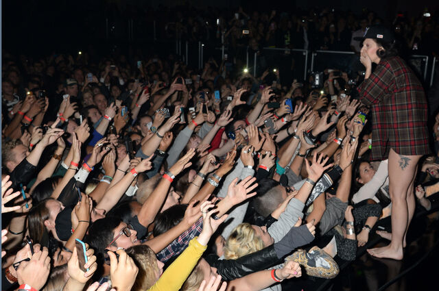 File:11-3-13 Youtube Music Awards Dope Performance 002.jpg