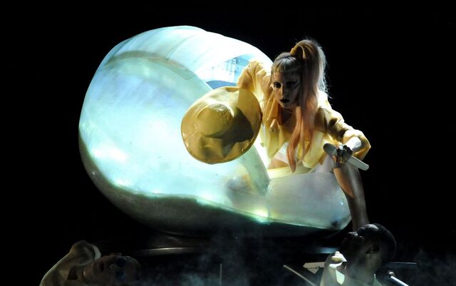 File:2-13-11 Grammy's BTW.jpg