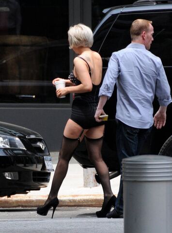 File:7-8-10 Arriving at Tracy Anderson Gym in NYC 001.jpg