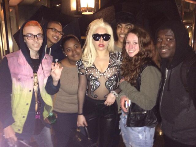 File:5-23-14 Arriving at her apartment in NYC 002.jpeg