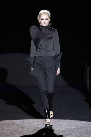 File:Amaya Arzuaga - Fall 2009 RTW Collection.jpg