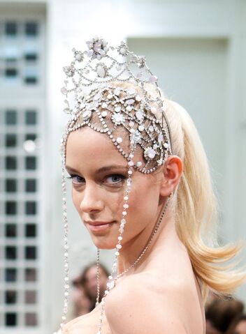 File:Celia Kritharioti - Headpiece.jpg