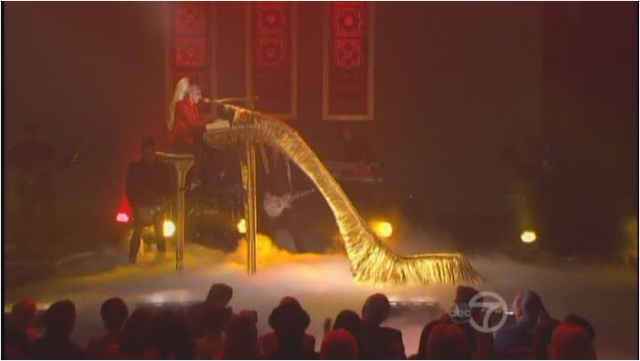 File:Heel Piano on Oprah.png