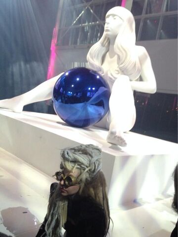 File:11-11-13 ArtRAVE - Meeting with fans 001.jpg