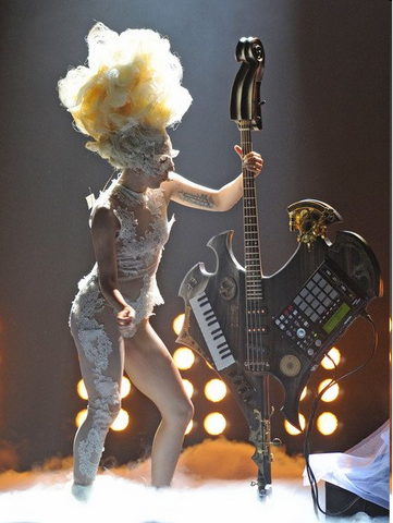 File:2010 BRIT Awards performance 005.png