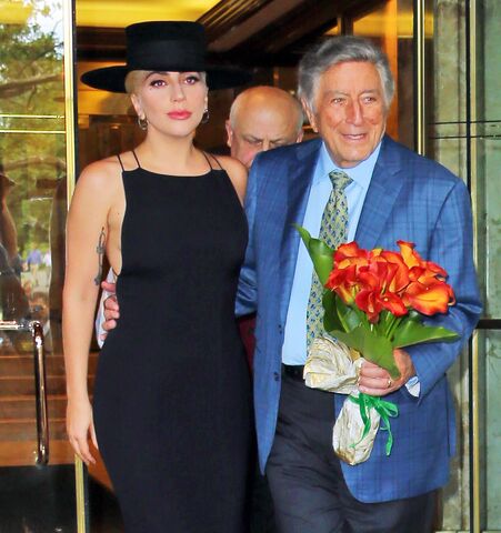 File:8-3-16 Leaving Tony Bennett's apartment in NYC 001.jpg