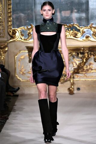 File:Aquilano.Rimondi Fall 2012 Navy dress with cutout.jpg