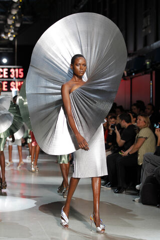 File:Paco+Rabanne+Spring+2012+ilVIFnWtzXal.jpg