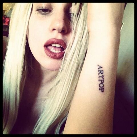 Fichier:GagaTattoo-ARPTPOP.jpg