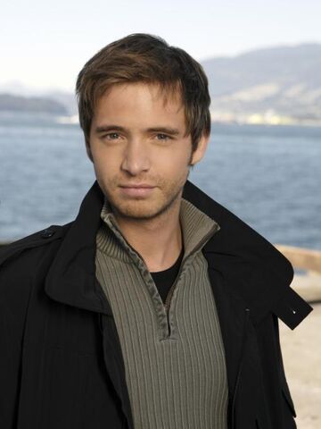 File:Aaron-stanford-photo.jpg