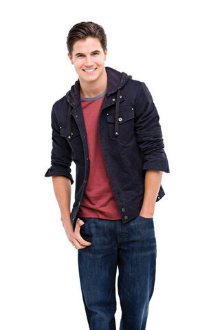 File:Robbie Amell 2.jpg