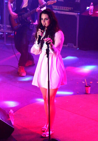 File:Lana-del-rey-performs-at-shrine-auditorium-expo-hall-in-los-angeles-hollywood-05302014-mhd-pacificcoastnews.jpg