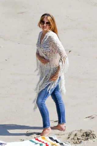 File:Lana-del-rey-bikini-body-beach-05.jpg