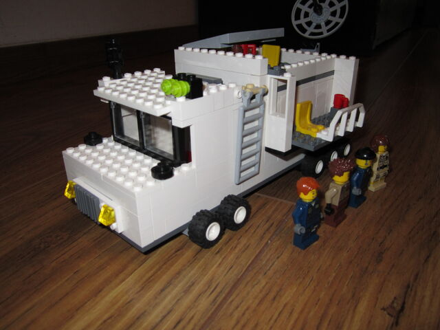 File:TRAVEL TRUCK.jpg