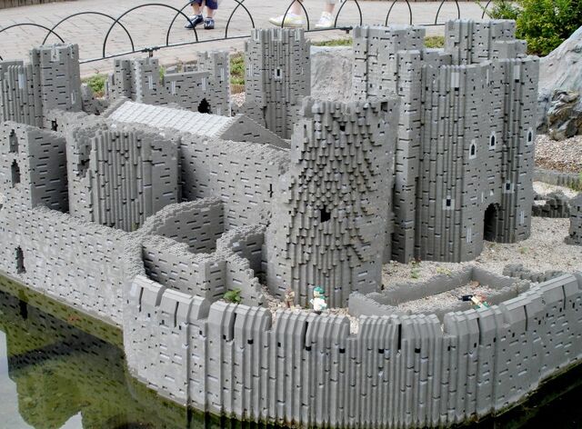 File:Lego Caerphilly Castle 2.jpg