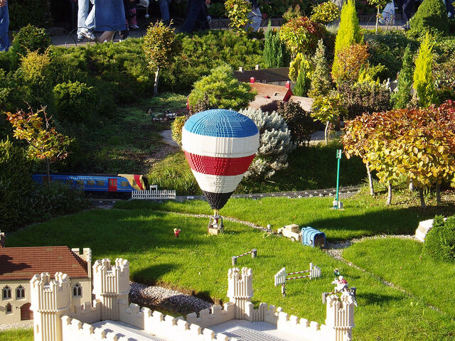 File:Hot air balloning.jpg
