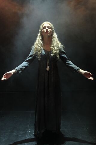 File:Les-mis-teatr-roma4.jpg