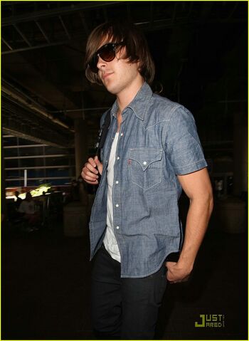 File:Zac-efron-vanessa-hudgens-happy-hands-02.jpg