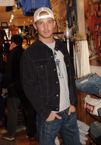 File:Cam-gigandet-at-levis-dry-goods-during-2006-park-city-le 002.jpg
