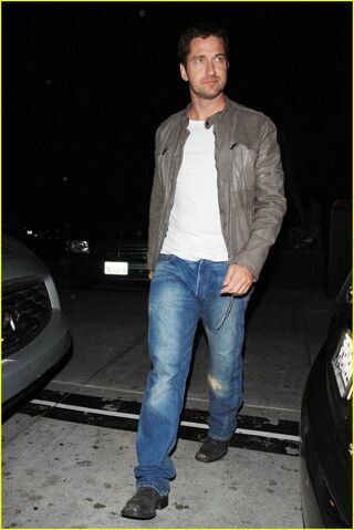 File:Gerard-butler-ready-teddy-01.jpg
