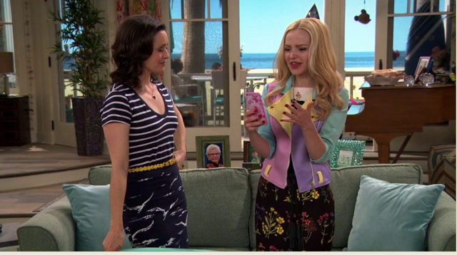 File:Karen and Liv (4x02).png