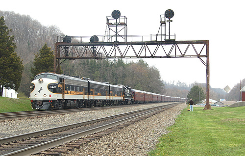 File:NS officer train.jpg