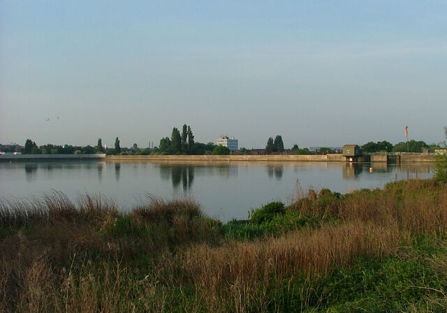 File:Brent reservoir dam.jpg