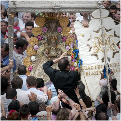 Archivo:La-virgen-del-rocio-con-la-hermandad-de-moron-copia.jpg