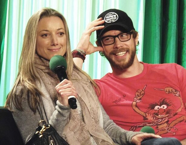 File:Emerald City Comic Con 2014 (Zoie Palmer, Kris Holden-Ried).jpg