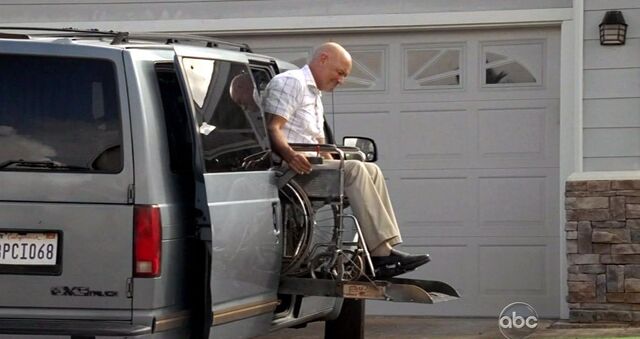 File:6x04 Stuck Lift.jpg