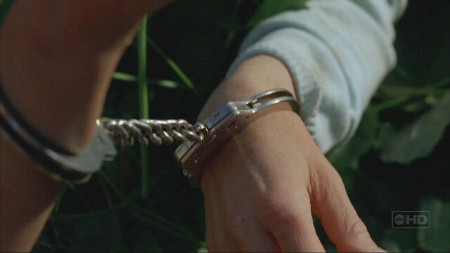 File:3X15 JulietKateHandcuff.jpg