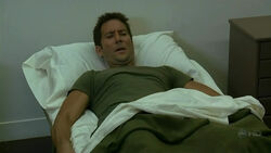 4x05 Desmond Militär Bett.jpg